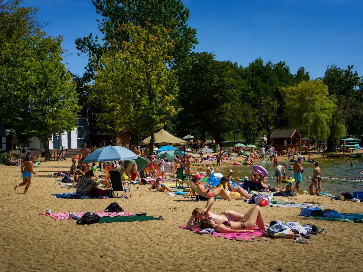 Plaża i strzeżone kąpielisko w Krainie Dobrej Energii w Jezierzanach koło Legnicy